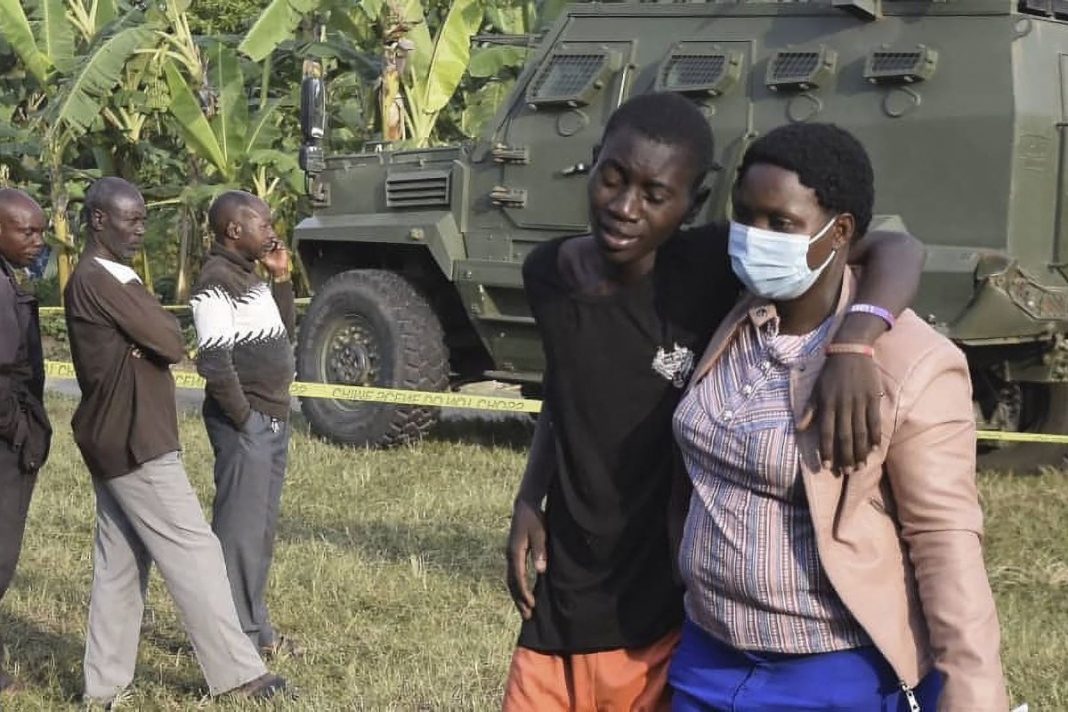 Uganda: 41 muertos se registraron en ataque a colegio secundario