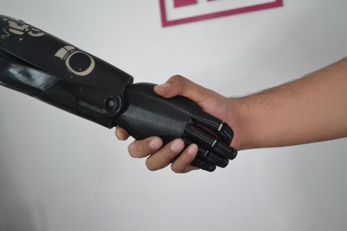 Ingeniero piurano es reconocido a nivel mundial por desarrollar prótesis biónica de brazo completo.