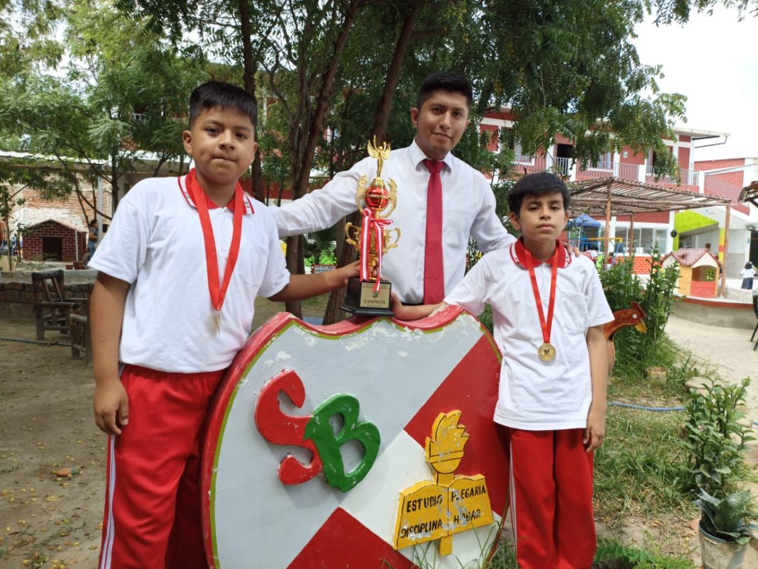 Estudiantes ganan medalla de oro y plata en concurso binacional de matemáticas.