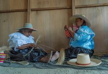 Artesanas de paja toquilla de Cura Mori presentes en Feria Solidaria de Artesanía del Perú.