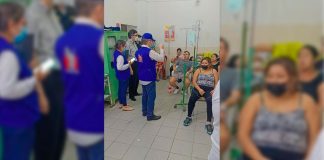 Pacientes con dengue son atendidos en sillas ante falta de camillas en Cesamica.
