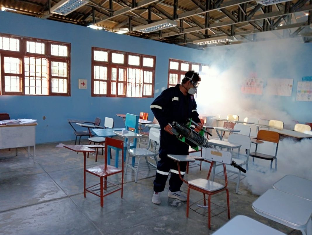 Piura: fumigan colegios para enfrentar al dengue y proteger a alumnos