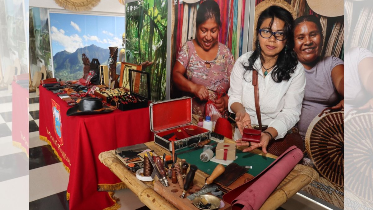 Artesana piurana expone productos hechos en cuero