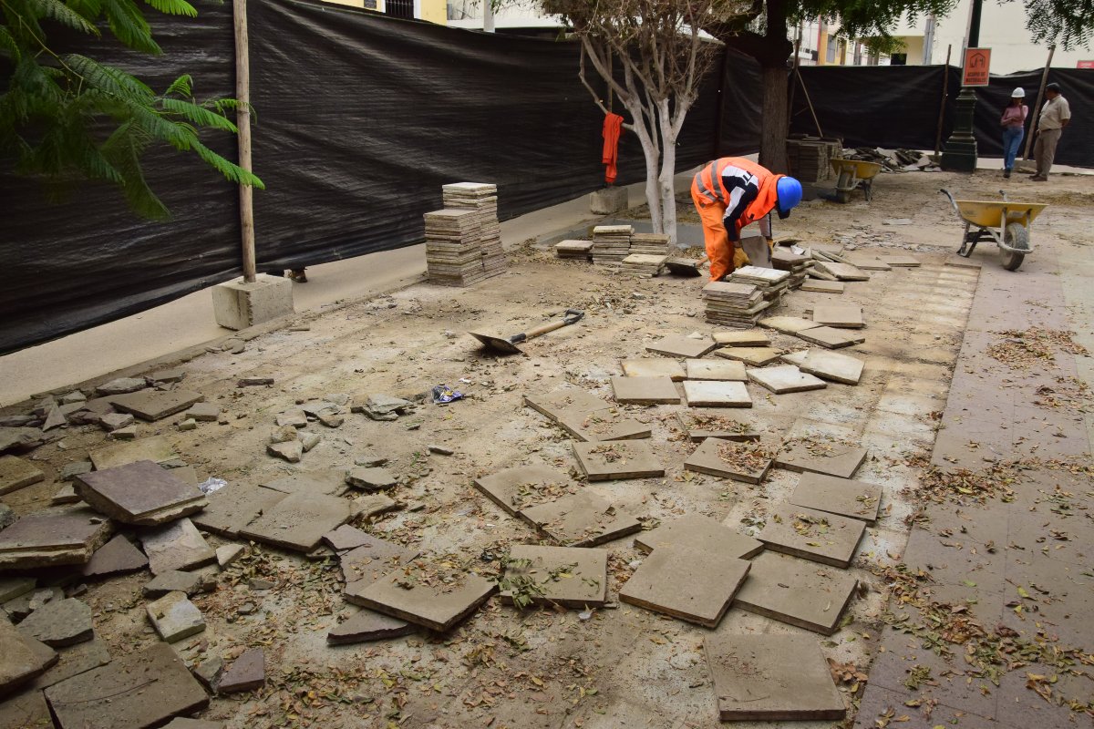 Piura: inician trabajos de remoción de piso de la Plaza de Armas.