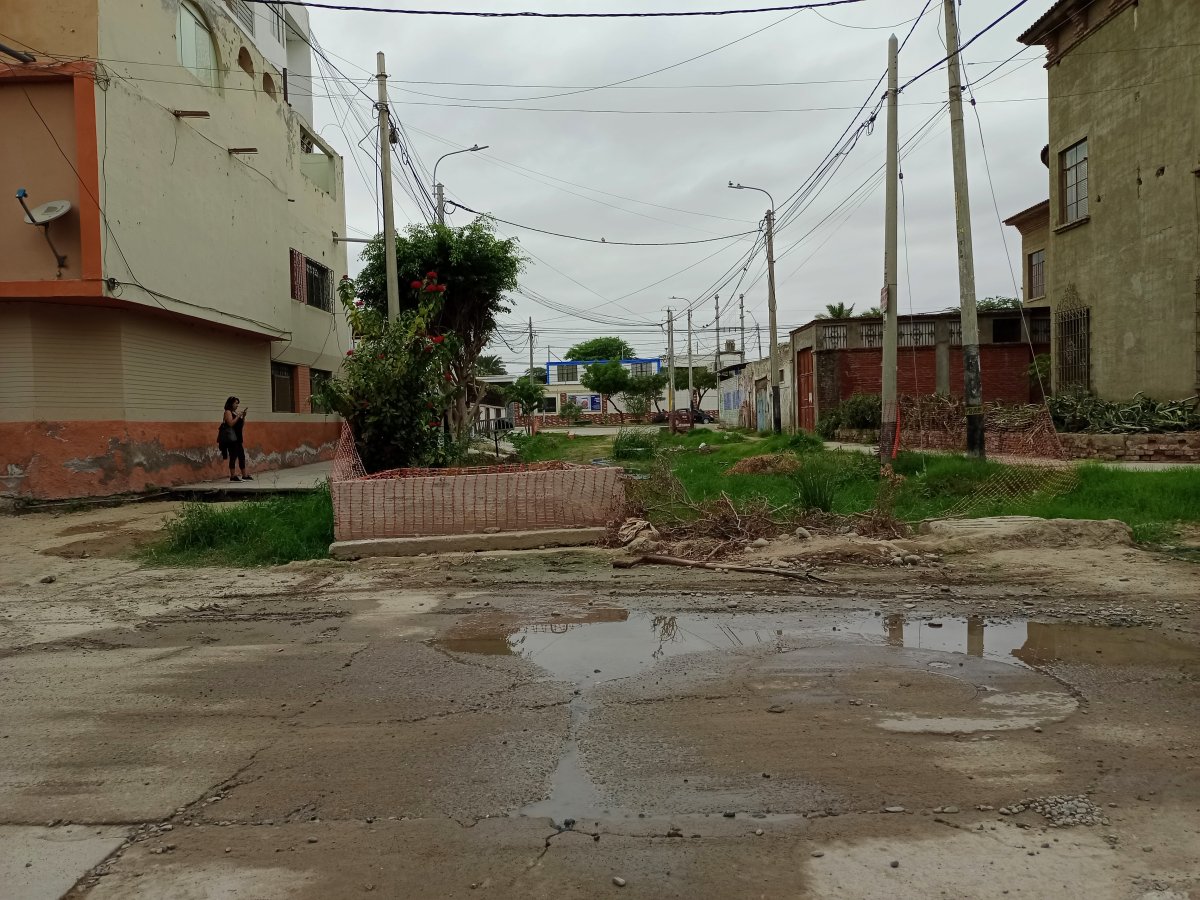 Vecinos de la Urb. Miraflores viven desde hace 4 meses con el afloramiento de desagües.