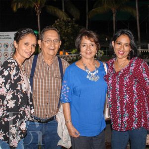 Roberto y Lucha Cotlear con sus hijas Cinthya y Wendy