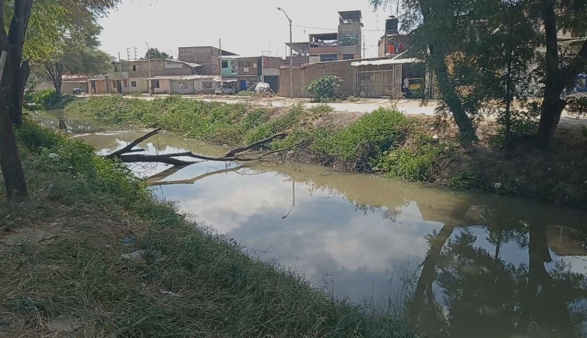 Colapso de desagüe afecta dren Sullana en el barrio sur.