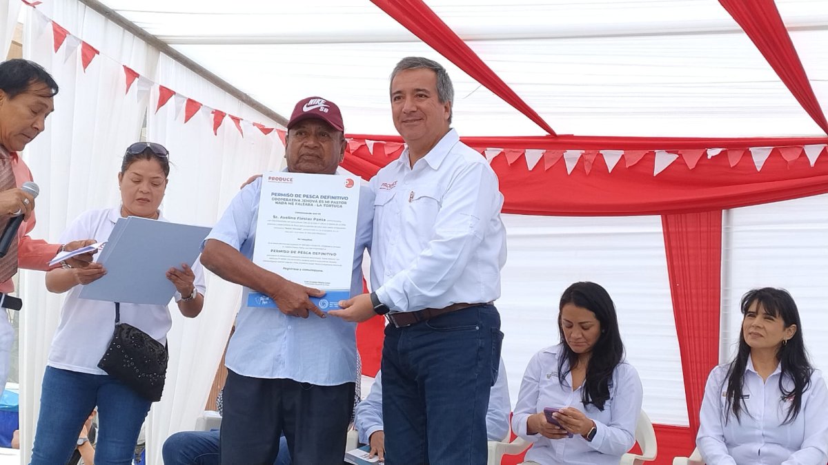 5 mil pescadores de las caletas de La Tortuga y La Islilla reciben permisos de pesca definitivos.