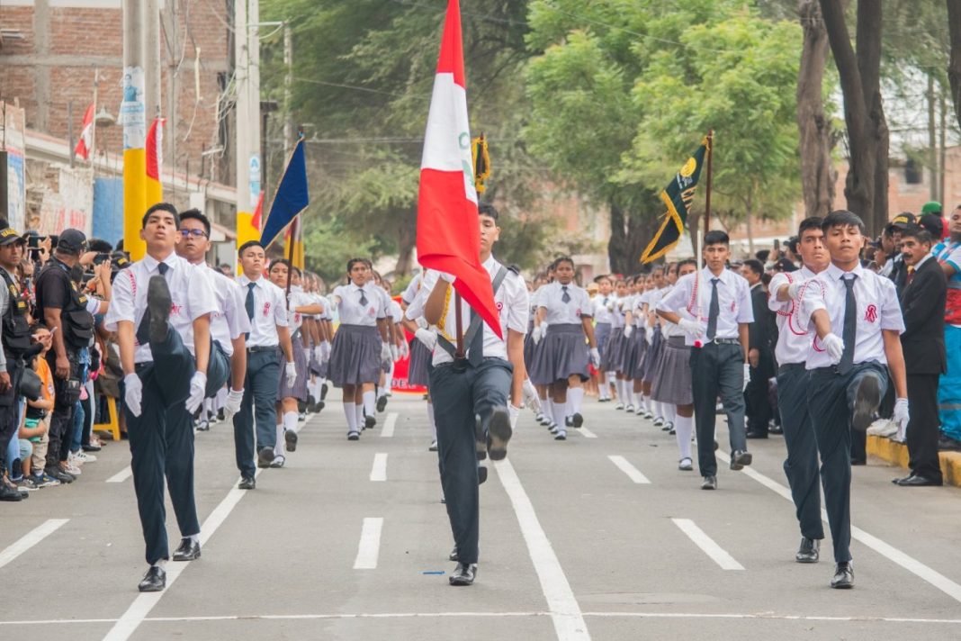 Desfile escolar del distrito de Castilla. Foto: Anthony Camizán / Walac Noticias.