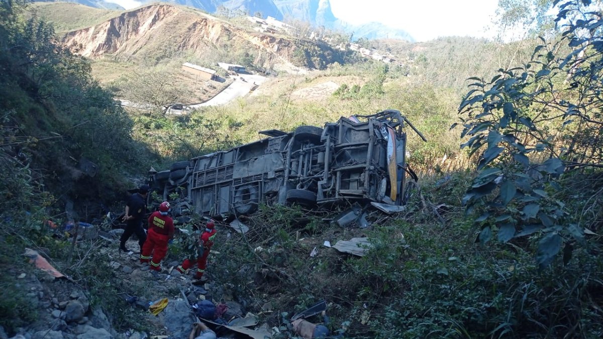 Despiste de ómnibus a abismo deja más de 10 fallecidos en la carretera Olmos-Huarmaca.