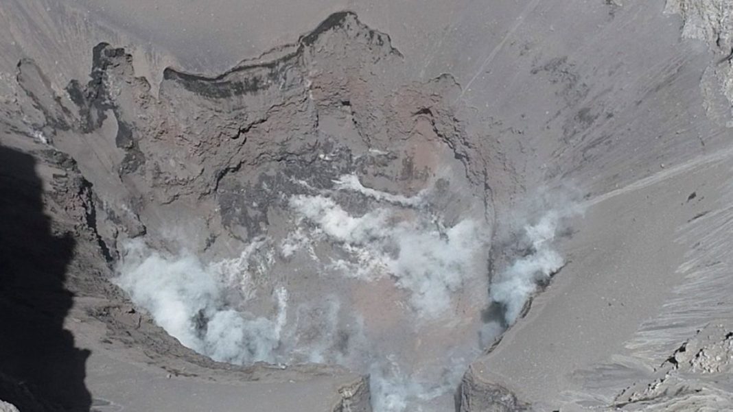 Sobrevuelo de dron del IGP en el volcán Ubinas descarta presencia de lava en el cráter.