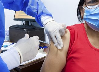 Exhortan a la población a vacunarse ante alerta de nueva variante del COVID-19