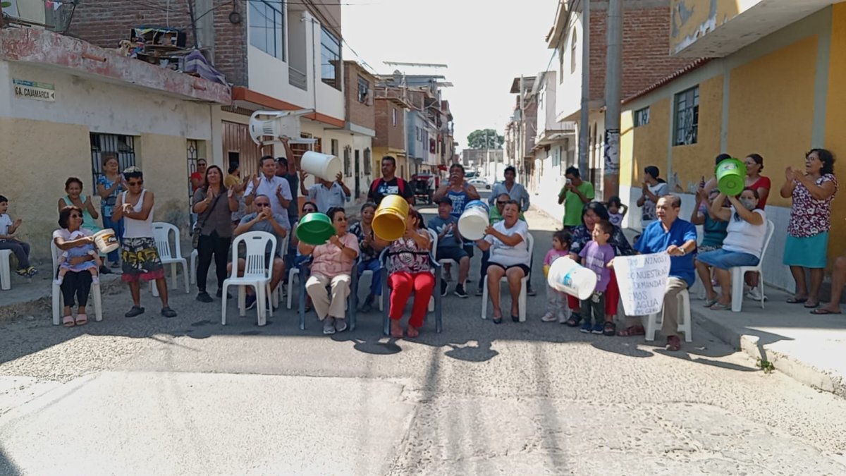 Moradores de Pachite bloquean vía en protesta por falta de agua potable