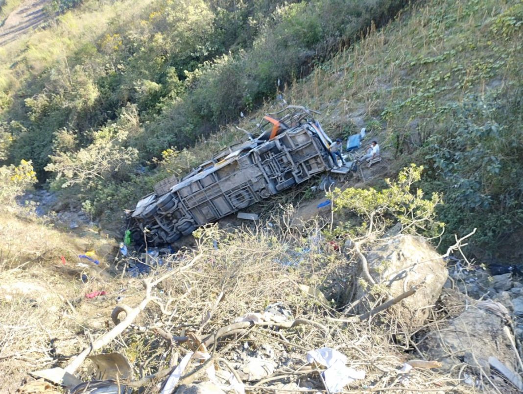 Abren investigación contra conductor de bus que se volcó en Huarmaca