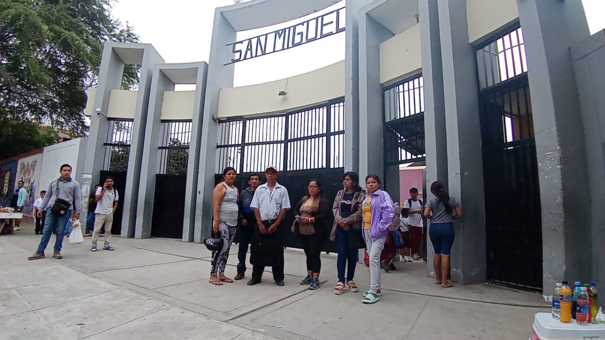 Padres de familia denuncian falta de seguridad dentro de colegio San Miguel.