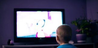 Especialista explica cómo proteger la integridad infantil en una época de internet y televisión