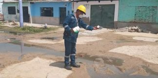 Piura: desinfectan viviendas afectadas por colapso de desagües