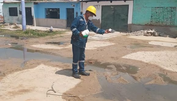 Piura: desinfectan viviendas afectadas por colapso de desagües