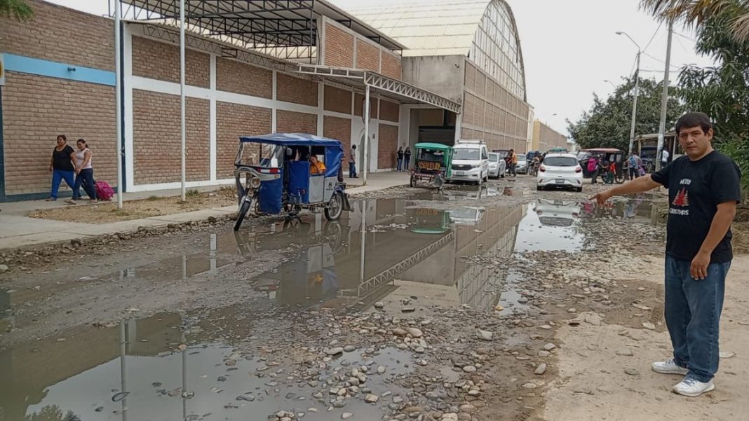 Afloramiento de desagües pone en riesgo a 900 alumnos de la I.E. Madre del Buen Consejo.