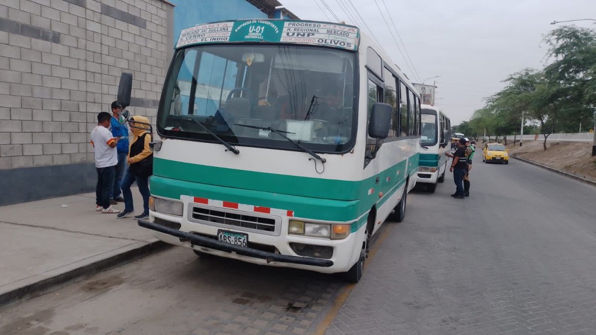 Intervienen dos cústers que circulaban sin autorización por la Av. Sánchez Cerro