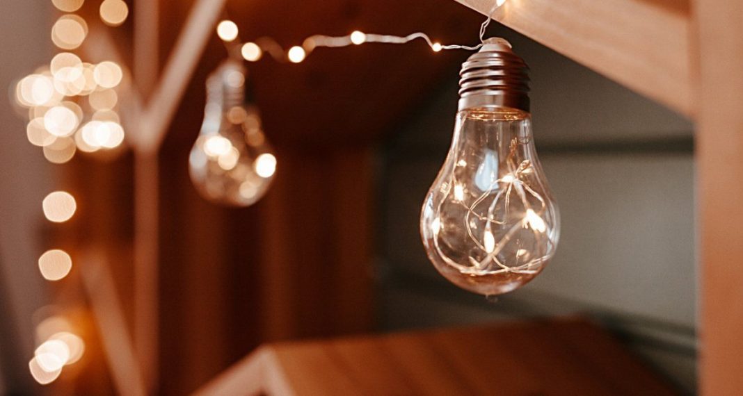Recibos de luz: bajan las tarifas eléctricas en el Perú.