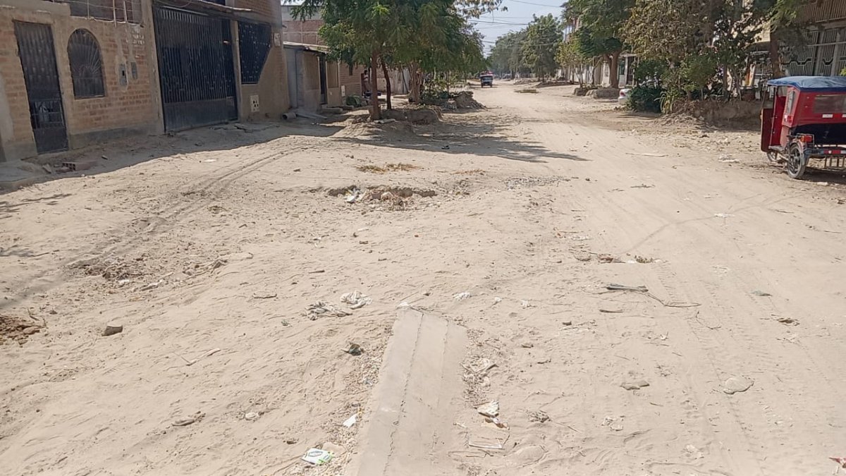 Más de 10 mil moradores de A.H. San Martín perjudicados por abandono de obra de pistas y veredas.