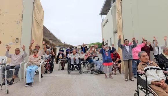Más de 70 adultos mayores protestan por temor a que asilo se inunde nuevamente