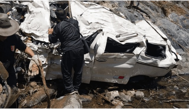 Cajamarca: cinco personas muertas dejó caída de combi a un abismo