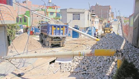 Huancayo: maquinaria derriba cinco postes dejando sin luz a más de tres mil familias