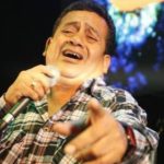 Autoridades exigir abrir investigación fiscal contra cantante Tony Rosado por violencia a la mujer.