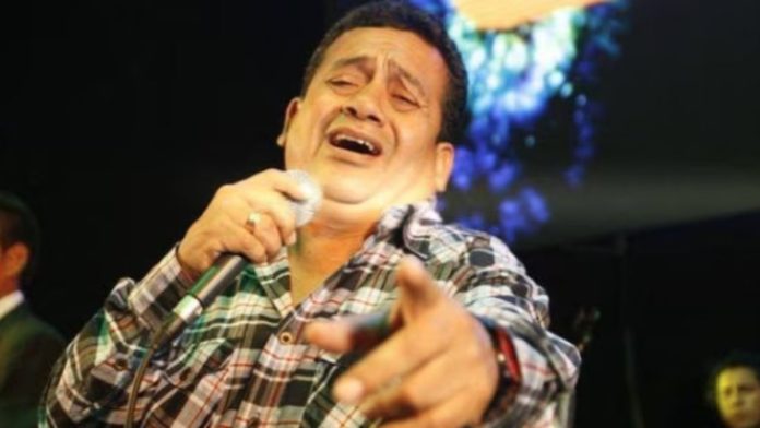 Autoridades exigir abrir investigación fiscal contra cantante Tony Rosado por violencia a la mujer.