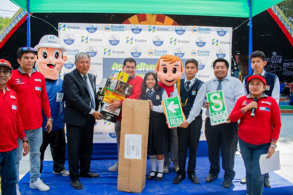 Colegio de Sechura destaca en feria regional por proyecto de almacenamiento de agua para cultivos en tiempos de sequías