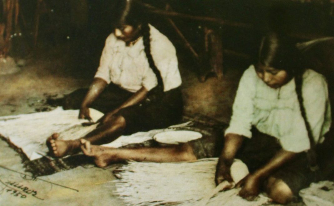 Mujeres tejiendo. Fotografía extraída del libro “Piura y Chicheríos