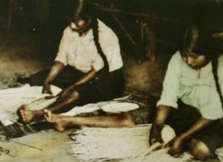 Mujeres tejiendo. Fotografía extraída del libro “Piura y Chicheríos".