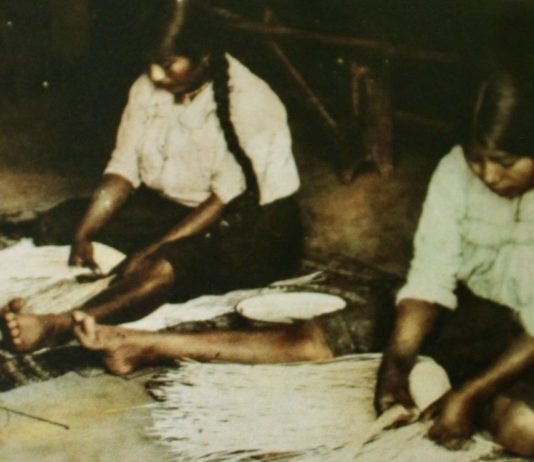 Mujeres tejiendo. Fotografía extraída del libro “Piura y Chicheríos".