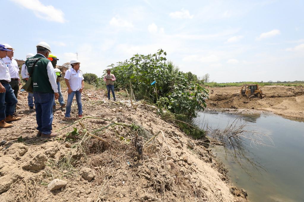 Supervisan labores de limpieza y descolmatación en Tambogrande