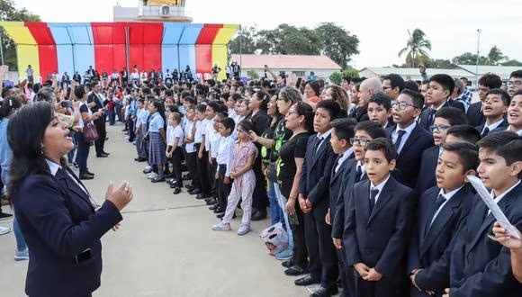 Piura: miles de personas se unieron para conformar el coro más grande del Perú