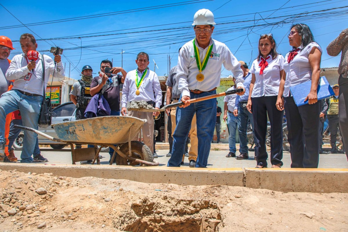 Alcalde de Castilla coloca primera piedra para inicio de obra en colegio del A.H. Las Montero.