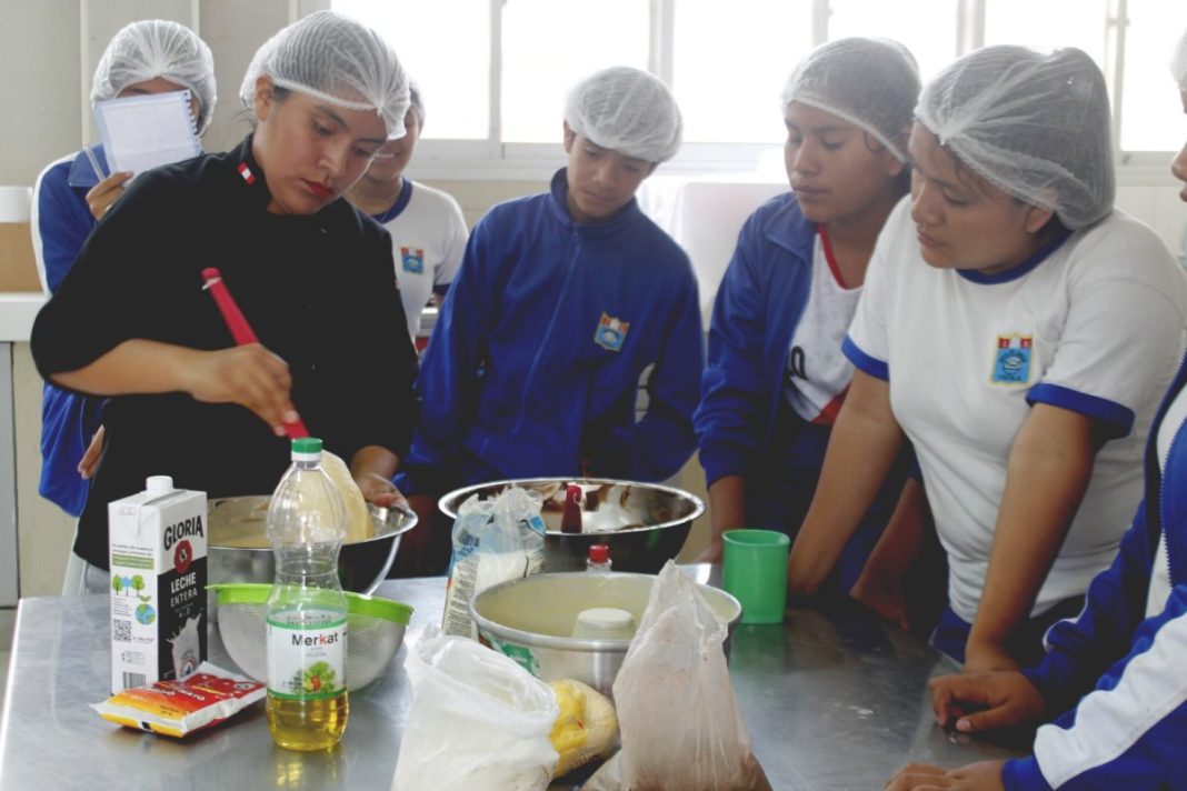 Escolares de Yacila se capacitan en curso de panadería y pastelería.