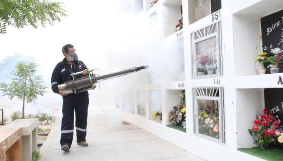 Piura: fumigan cementerios San Teodoro y San Miguel Arcángel por velaciones