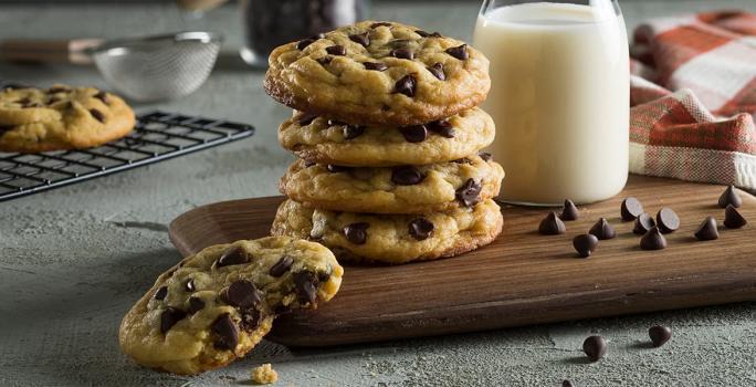 Aprende a preparar estas galletas de chocochips y sorprende a los más pequeños. ¡No te olvides de acompañarlas con un vaso de leche tibia!