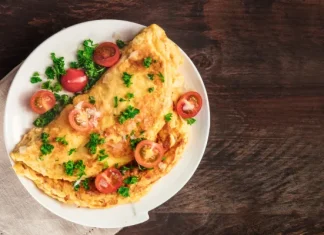 En esta ocasión te traemos una deliciosa y fácil receta de omelette para que puedas celebrar el Día Mundial del Huevo. ¡A cocinar!