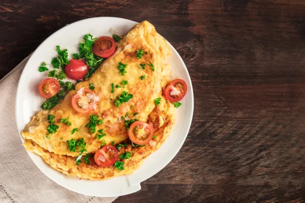 En esta ocasión te traemos una deliciosa y fácil receta de omelette para que puedas celebrar el Día Mundial del Huevo. ¡A cocinar!