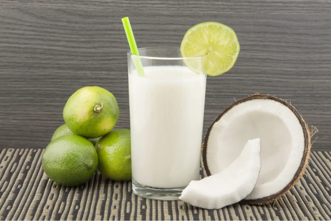 Escápate de la rutina y anímate a preparar esta receta tropical de limonada de coco, una combinación de acidez y dulzura.