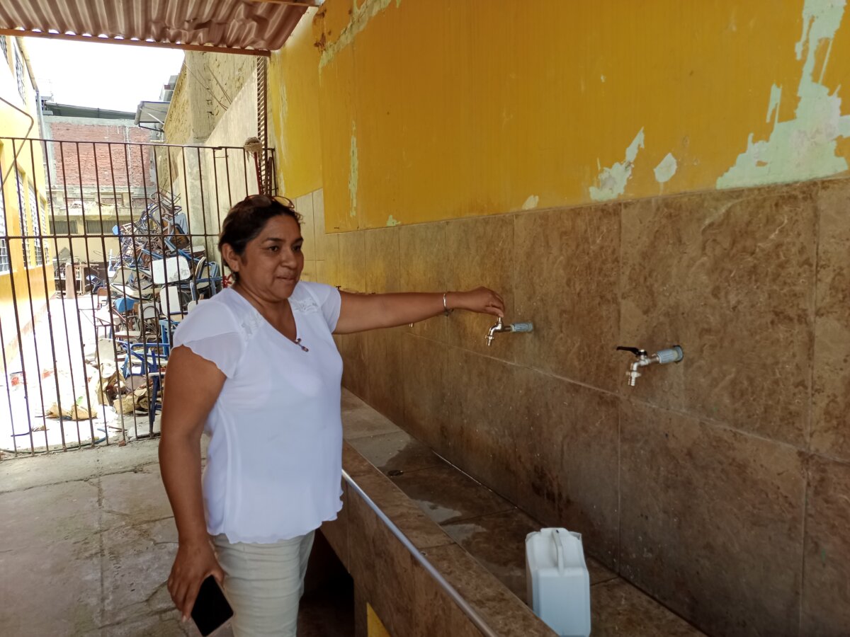 Más de cien alumnos abandonan las clases ante falta de agua en el colegio Ignacio Sánchez.