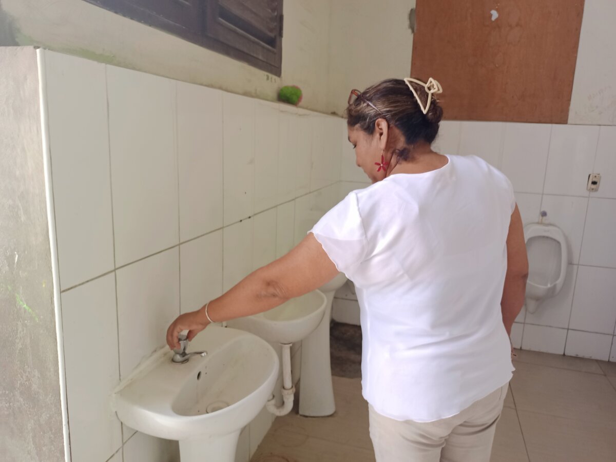 Más de cien alumnos abandonan las clases ante falta de agua en el colegio Ignacio Sánchez.