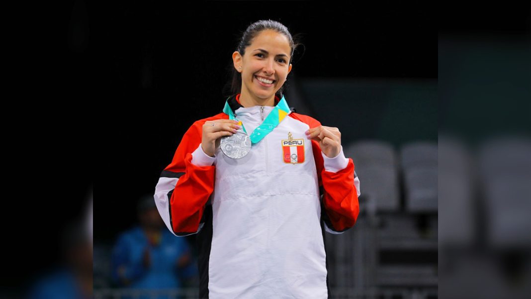 María Luisa Doig obtuvo la medalla de plata en esgrima en los Panamericanos 2023.
