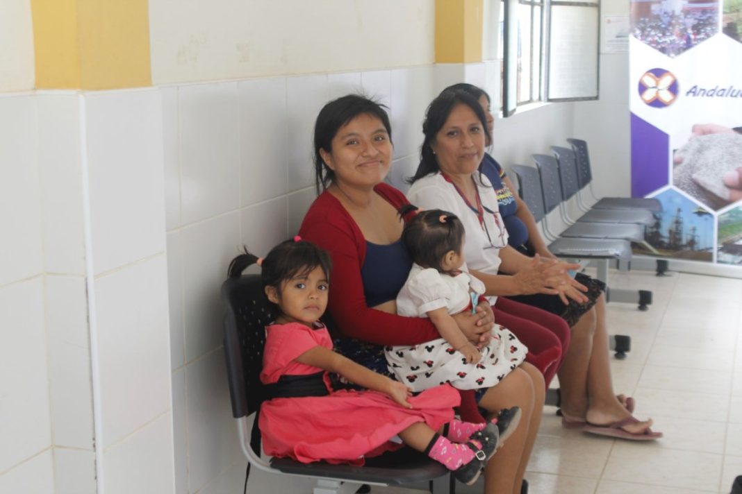Entregan bancas de espera a centro de salud de La Tortuga
