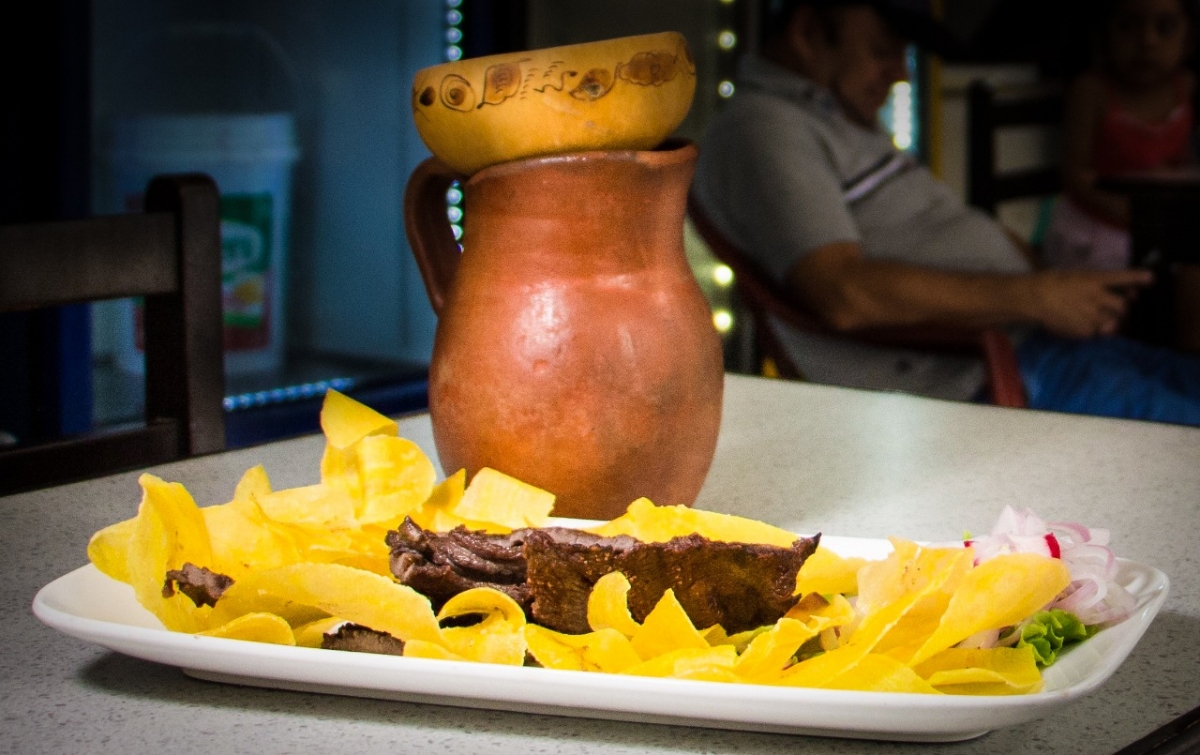 Chifles con carne seca y chicha de jora, la esencia del sabor piurano