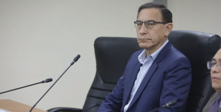 Martín Vizcarra no podrá salir del país por 12 meses tras sentencia del Poder Judicial Martín Vizcarra defiende su inocencia mientras avanza juicio por obras en Moquegua